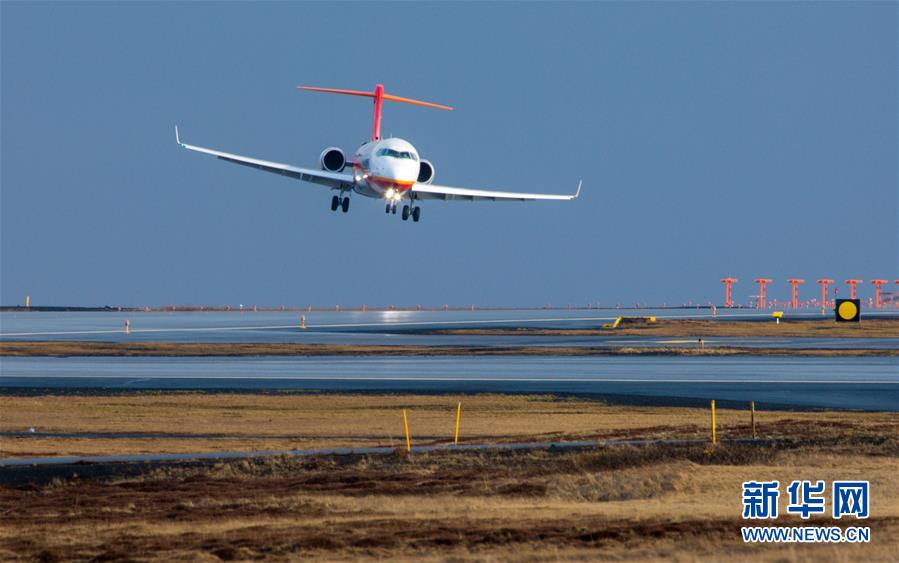 (经济)(2)国产支线飞机ARJ21喷气客机完成冰岛大侧风试飞