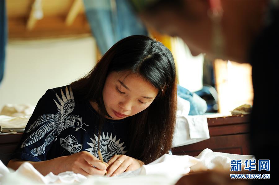 （社会）（6）贵州丹寨：&ldquo;指尖经济&rdquo;绘制脱贫蓝图