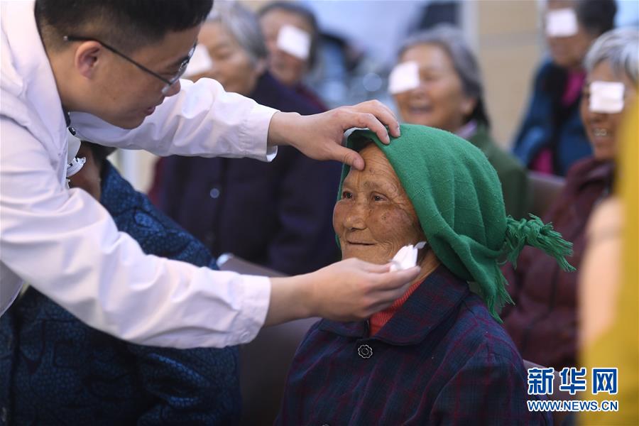 浙江嘉兴:乡村白内障老人重见光明