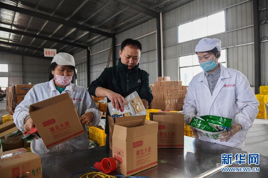 （习近平新时代中国特色社会主义思想在基层&middot;党的建设新进展&middot;图文互动）（2）党建强 百姓富 江苏宿迁&ldquo;支部+电商&rdquo;引领奔小康