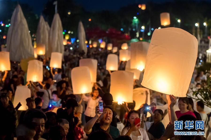 （社会）（1）放飞孔明灯 庆祝傣历新年
