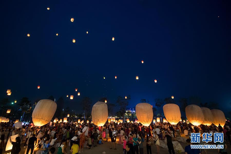 （社会）（4）放飞孔明灯 庆祝傣历新年