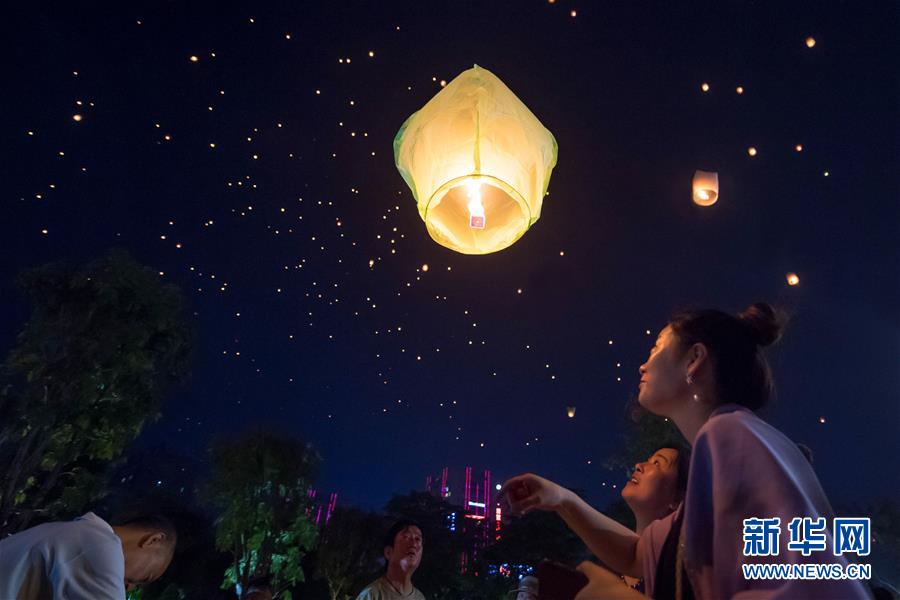 （社会）（6）放飞孔明灯 庆祝傣历新年