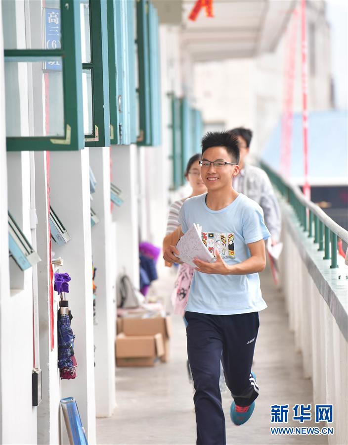 （社会）（4）苗山脱贫影像志&mdash;&mdash;高三学生的大学梦 