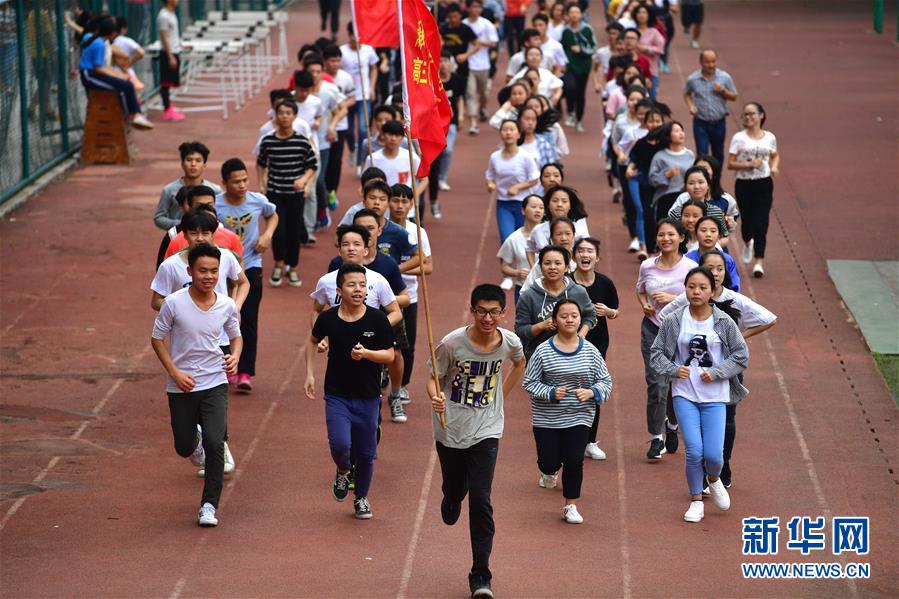（社会）（10）苗山脱贫影像志&mdash;&mdash;高三学生的大学梦 