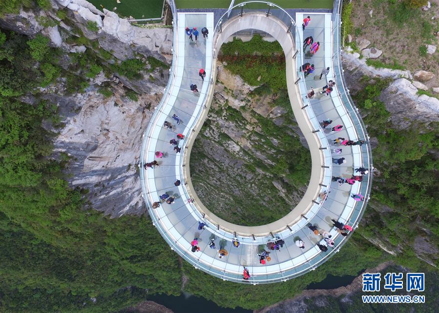 （社会）（4）重庆云阳：空中俯瞰绝壁廊桥