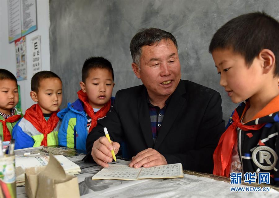 （图片故事）（1）侯增喜：45年乡村教育的坚守