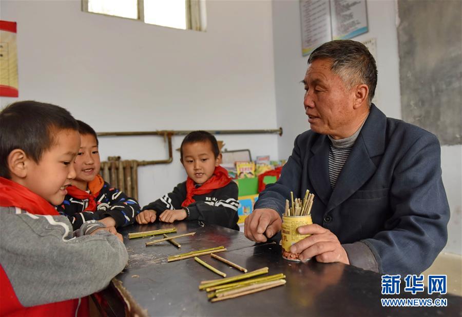 （图片故事）（2）侯增喜：45年乡村教育的坚守