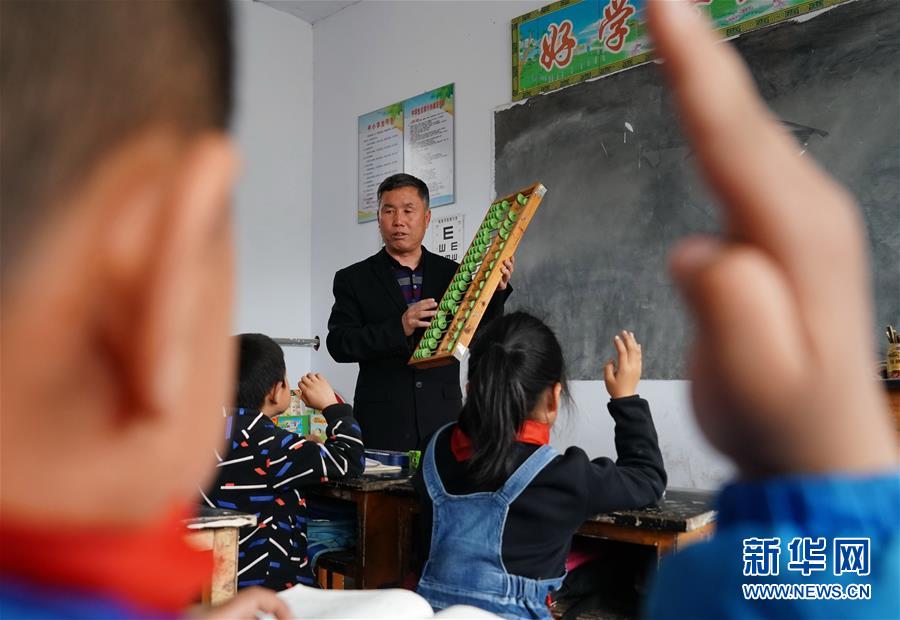 （图片故事）（9）侯增喜：45年乡村教育的坚守
