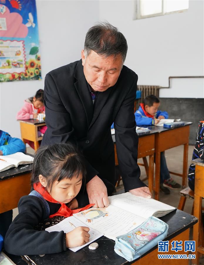 （图片故事）（12）侯增喜：45年乡村教育的坚守