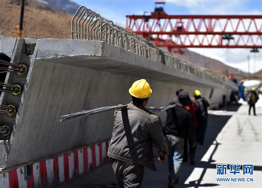（经济）（1）拉萨至那曲高等级公路控制性工程建设进展顺利