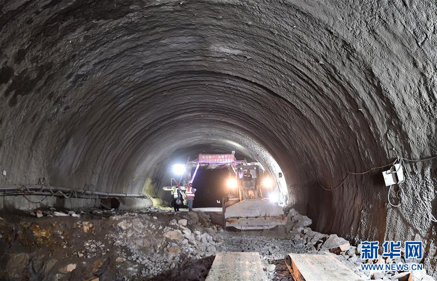 （经济）（4）拉萨至那曲高等级公路控制性工程建设进展顺利