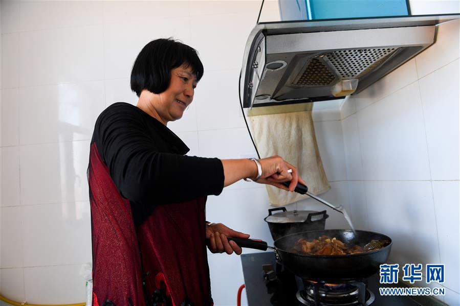 （社会）（6）内蒙古鄂托克前旗：易地搬迁&ldquo;挪穷窝&rdquo; 设施农业稳脱贫