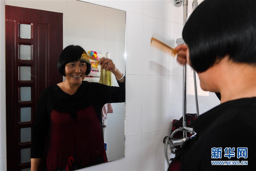 （社会）（9）内蒙古鄂托克前旗：易地搬迁&ldquo;挪穷窝&rdquo; 设施农业稳脱贫