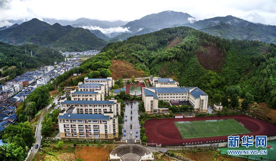 (社会)(6)震后十年 木鱼中学巨变