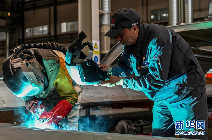 高铁铆工李学忠的传奇匠心