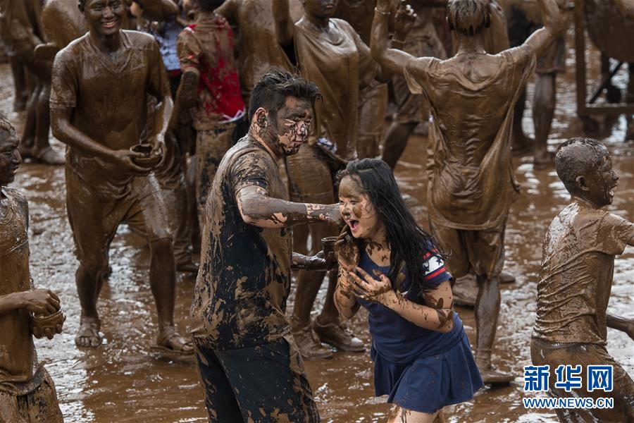 （社会）（1）&ldquo;摸你黑&rdquo;大狂欢