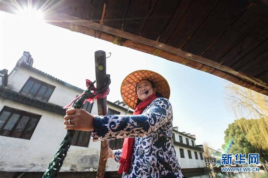 （图片故事）（1）周庄记之二：市河上的&ldquo;文化船娘&rdquo;