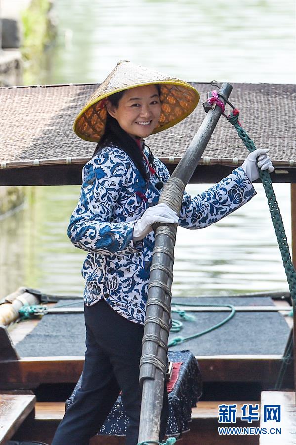 (图片故事)(2)周庄记之二:市河上的“文化船娘”