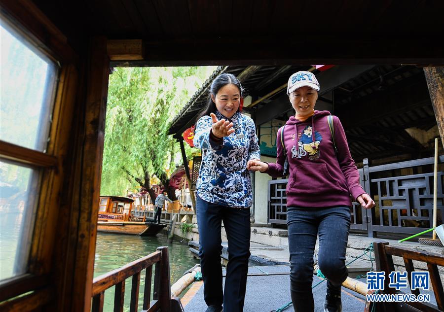 (图片故事)(7)周庄记之二:市河上的“文化船娘”