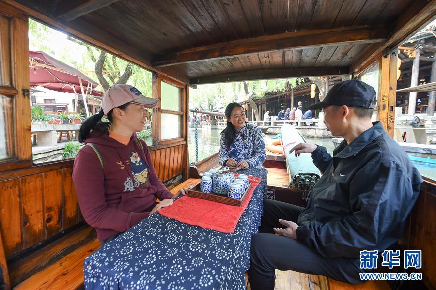 (图片故事)(8)周庄记之二:市河上的“文化船娘”