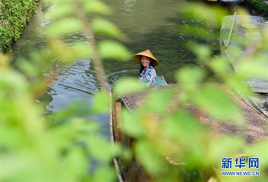 （图片故事）（11）周庄记之二：市河上的&ldquo;文化船娘&rdquo;