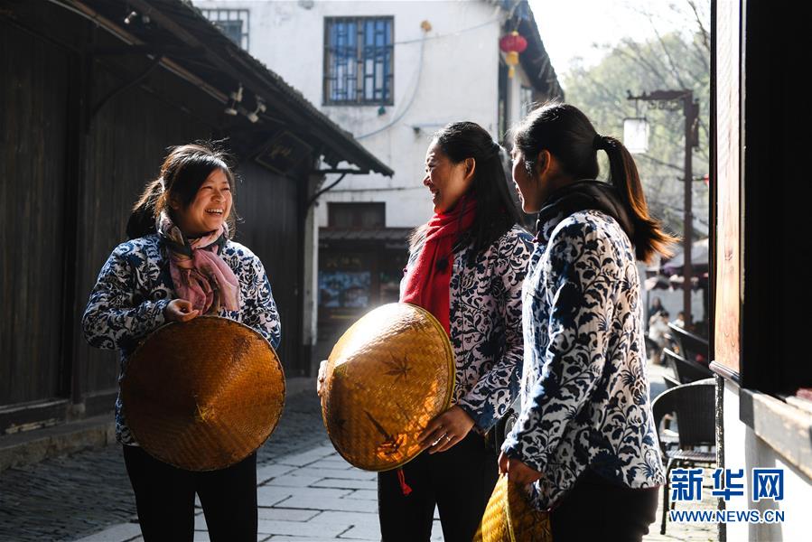 （图片故事）（12）周庄记之二：市河上的&ldquo;文化船娘&rdquo;