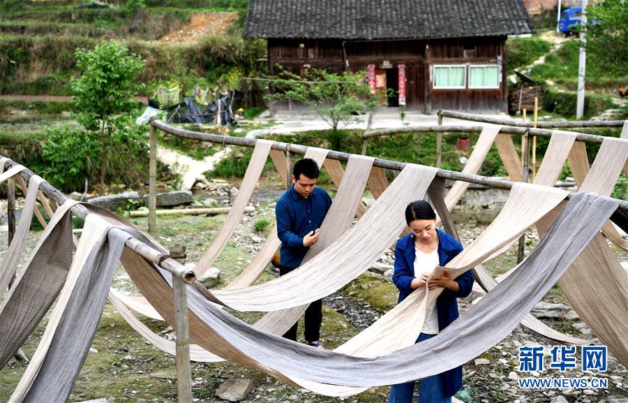 #（图片故事）（1）侗族大学生夫妻回村创业卖土布