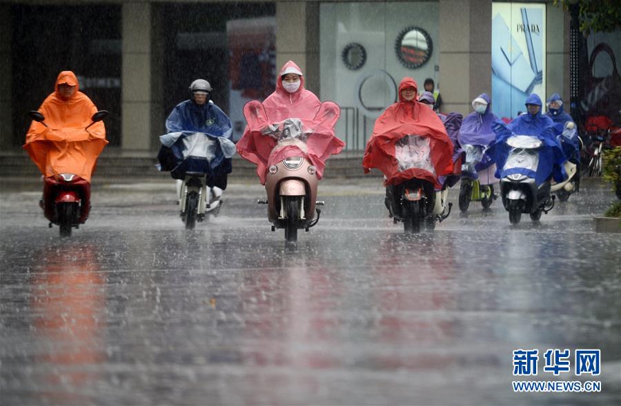 #（环境）（1）江苏扬州遭遇暴雨天气