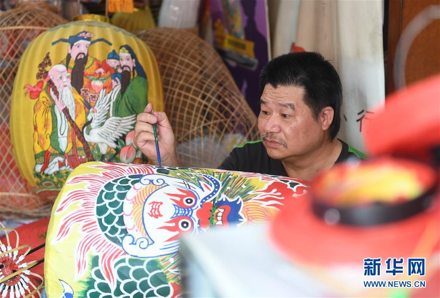 （XHDW&middot;图文互动）（2）台湾文化走笔：点亮传统之光的鹿港灯笼铺