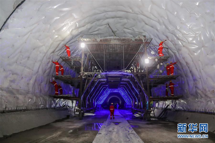 #（经济）（2）汉十高铁余家山隧道贯通