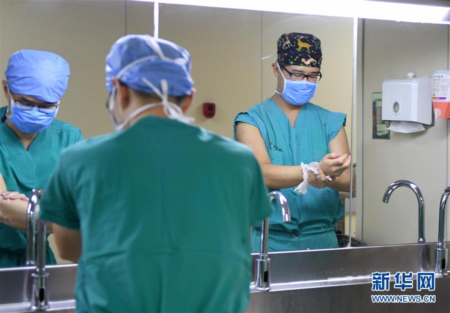 （图片故事）（1）无影灯下的男护士