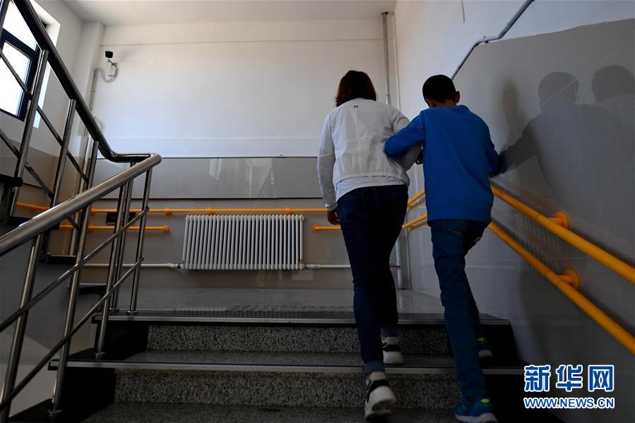 （图片故事）（1）盲童陪读母亲苗淑玲：做儿子的眼睛 帮他&ldquo;看&rdquo;世界