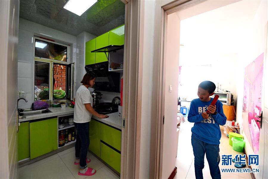 （图片故事）（3）盲童陪读母亲苗淑玲：做儿子的眼睛 帮他&ldquo;看&rdquo;世界