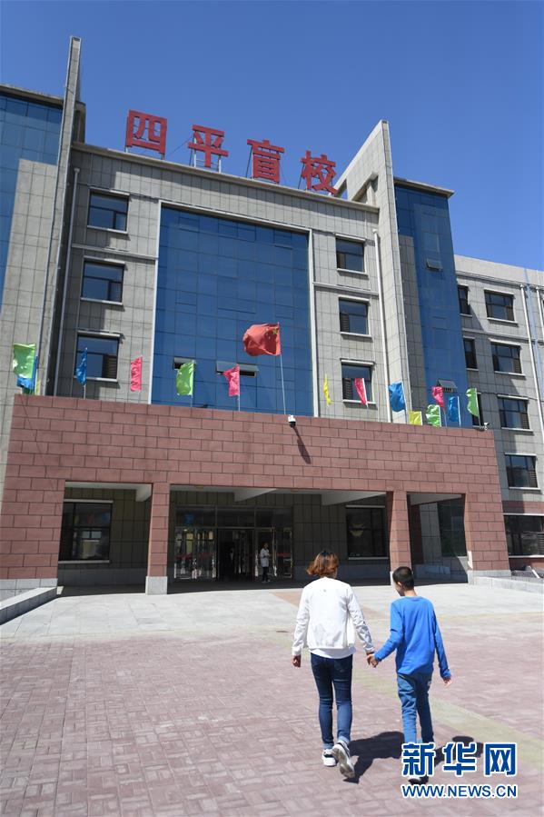 （图片故事）（2）盲童陪读母亲苗淑玲：做儿子的眼睛 帮他&ldquo;看&rdquo;世界