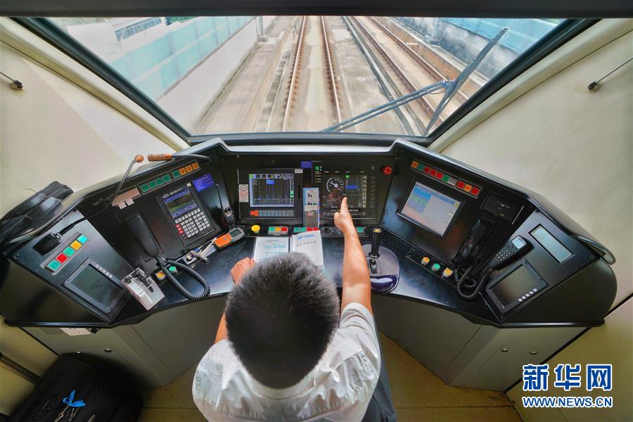 （社会）（2）成灌铁路：灾后重建连通途