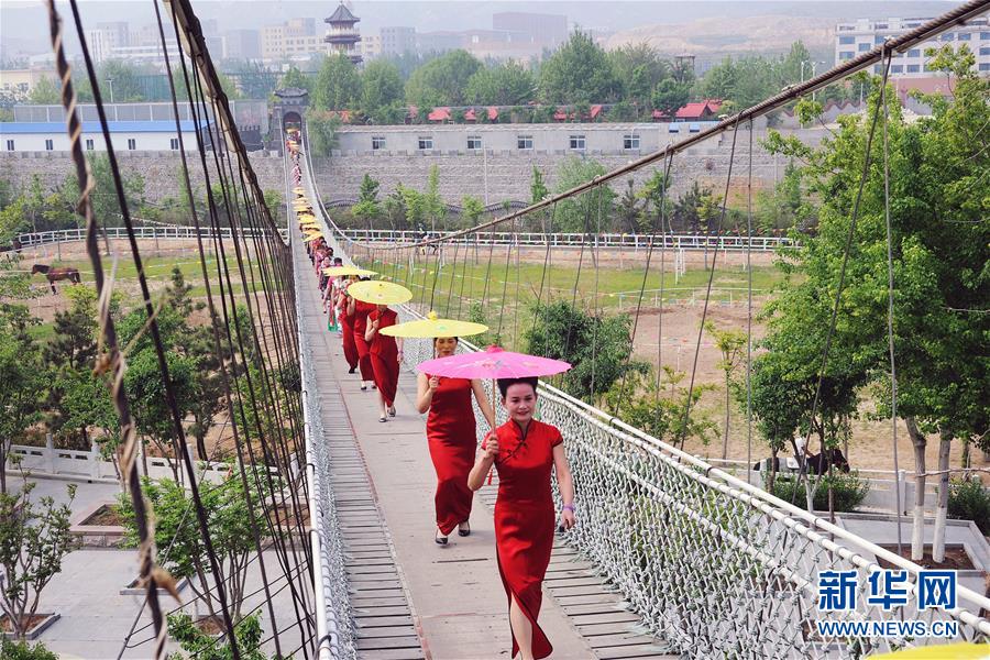 #（社会）（2）母亲节旗袍秀风采