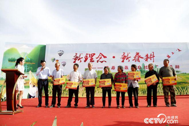 爱心企业与贫困农户结对子、送肥料