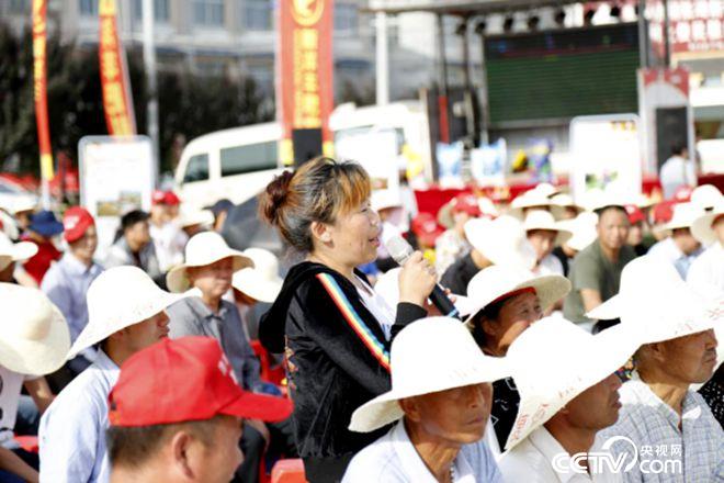 活动现场，农民抢答问题