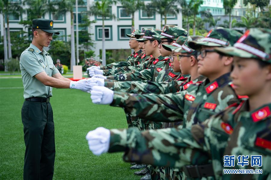 （图文互动）（5）300余名澳门中学生参加国旗手训练营