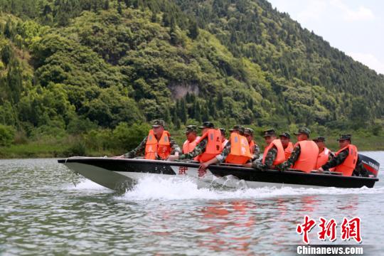 武警黔东南支队在水上开展救援训练 黄事成 摄