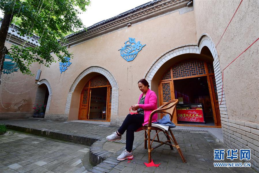 （文化）（1）地坑院里&ldquo;秀&rdquo;剪纸