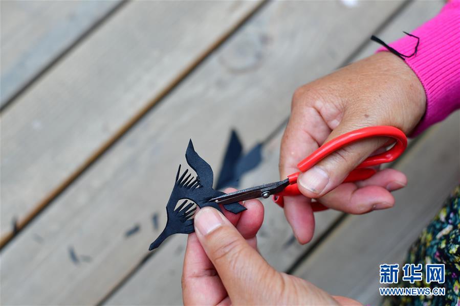 （文化）（3）地坑院里&ldquo;秀&rdquo;剪纸