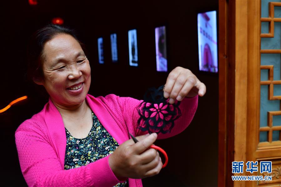 （文化）（4）地坑院里&ldquo;秀&rdquo;剪纸