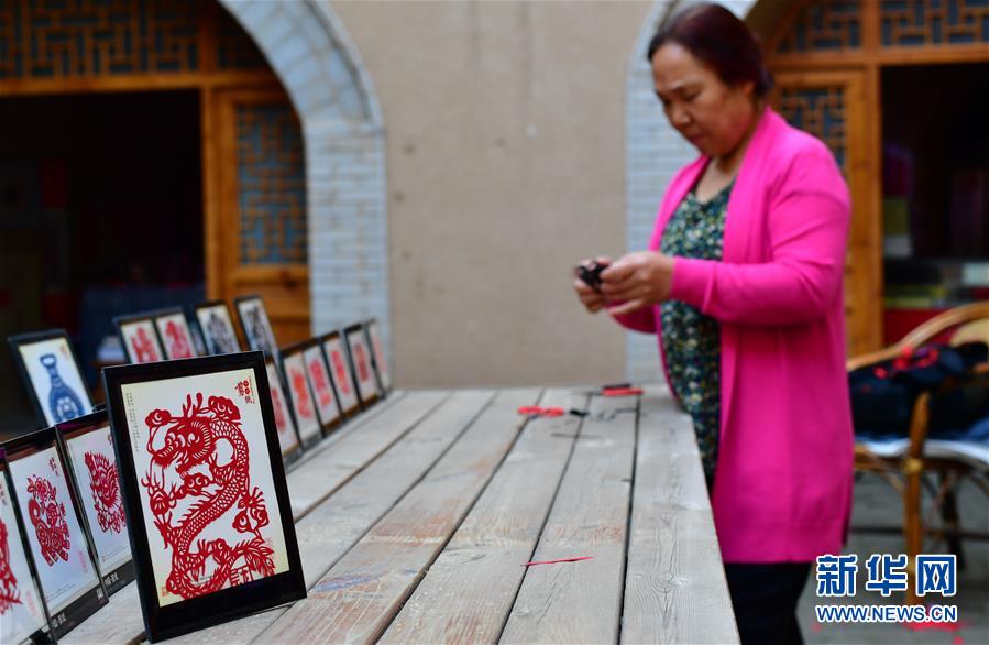 （文化）（6）地坑院里&ldquo;秀&rdquo;剪纸