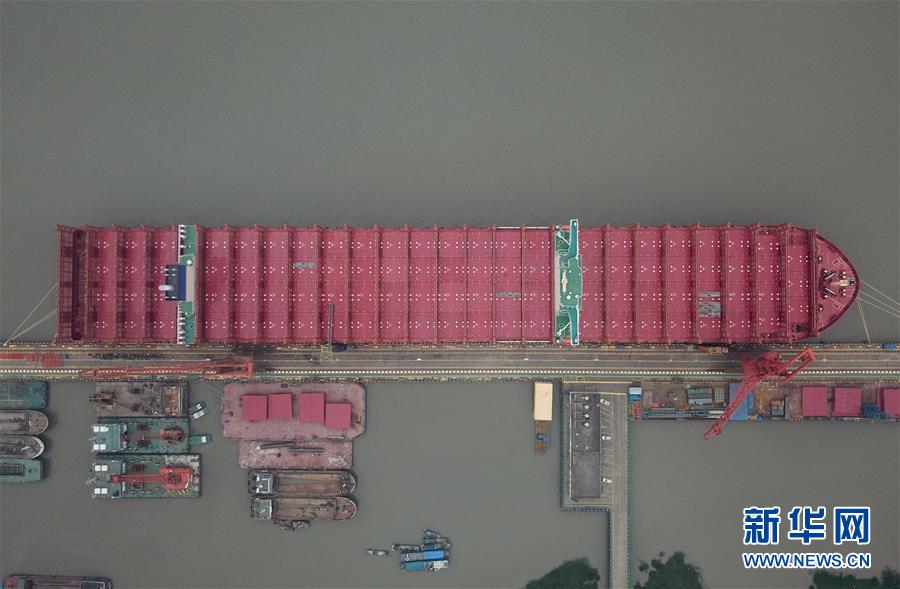 （经济）（2）中国造超大型集装箱船&ldquo;中远海运室女座&rdquo;号命名交付