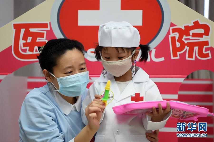 （健康）（1）重庆：白血病患儿给医护人员&ldquo;治病&rdquo;