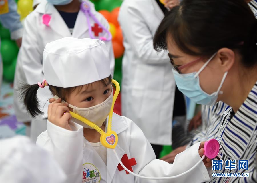 （健康）（2）重庆：白血病患儿给医护人员&ldquo;治病&rdquo;