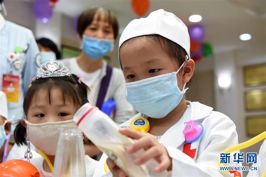（健康）（4）重庆：白血病患儿给医护人员&ldquo;治病&rdquo;