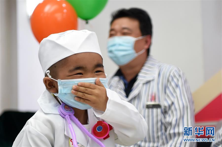 （健康）（5）重庆：白血病患儿给医护人员&ldquo;治病&rdquo;